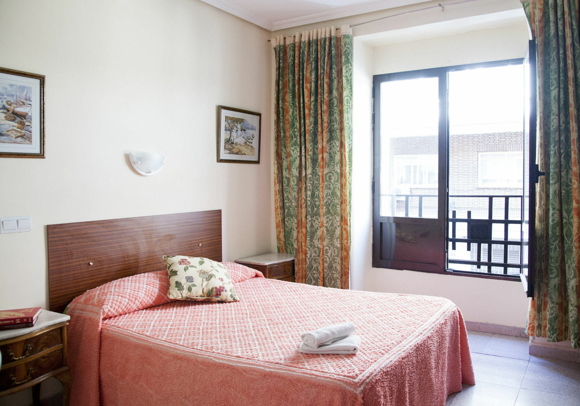 Hostal Arriaza มาดริด ภายนอก รูปภาพ